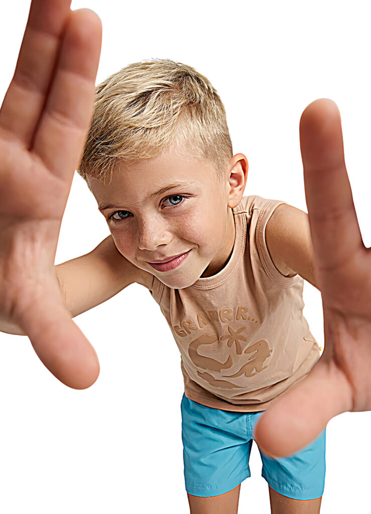 Menino com conjunto da linha Alphabeto Todo Dia