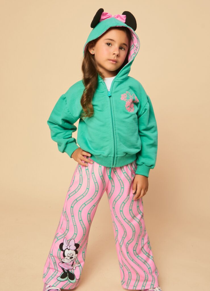 Casaco com estampa do Minnie Mouse e capuz com orelhinhas. 