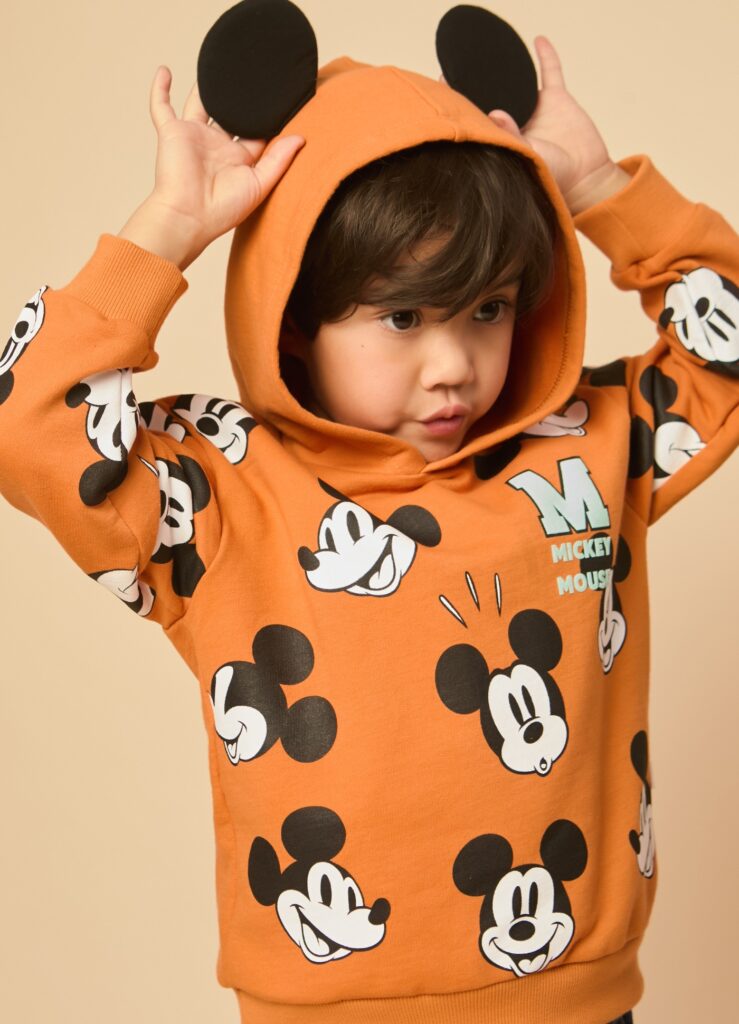 Casaco com estampa do Mickey Mouse e capuz com orelhinhas. 