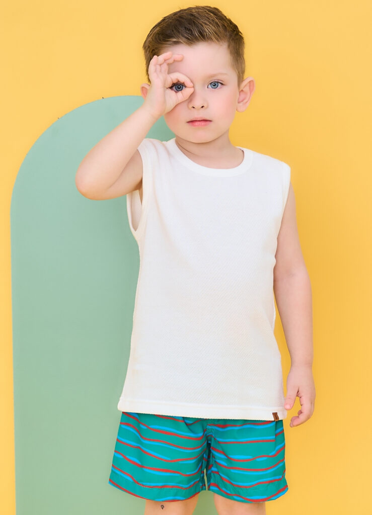 Conjunto infantil masculino com regata feita em tricô.