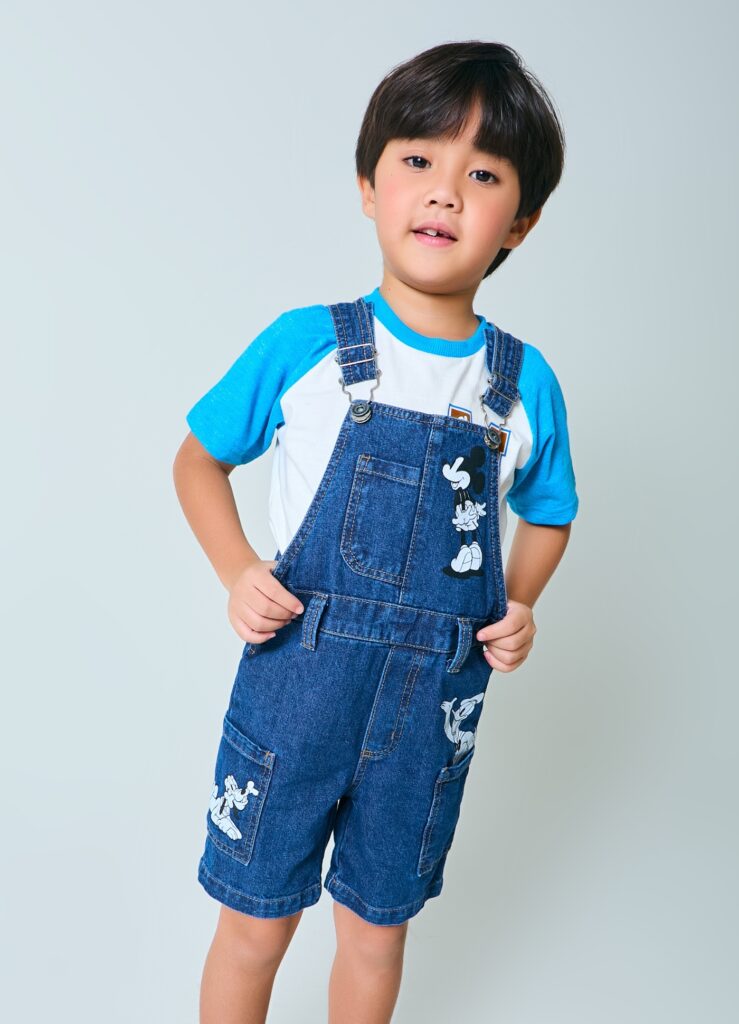 Jardineira Jeans com estampa do Mickey e da Minnie.