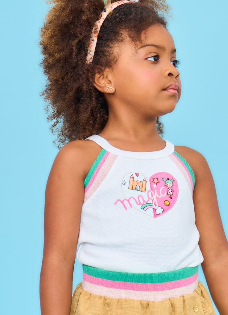 Regata infantil feminina feita em tecido tricô, com aplique no peito.