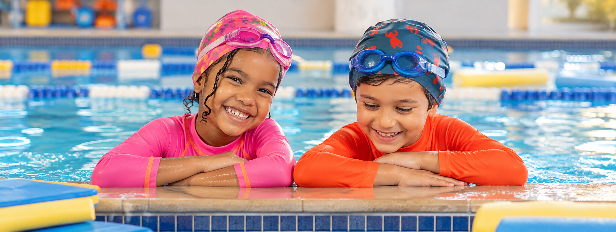 A imagem mostra duas crianças na borda da piscina e foi usada para ilustrar um artigo sobre os benefícios da natação para as crianças